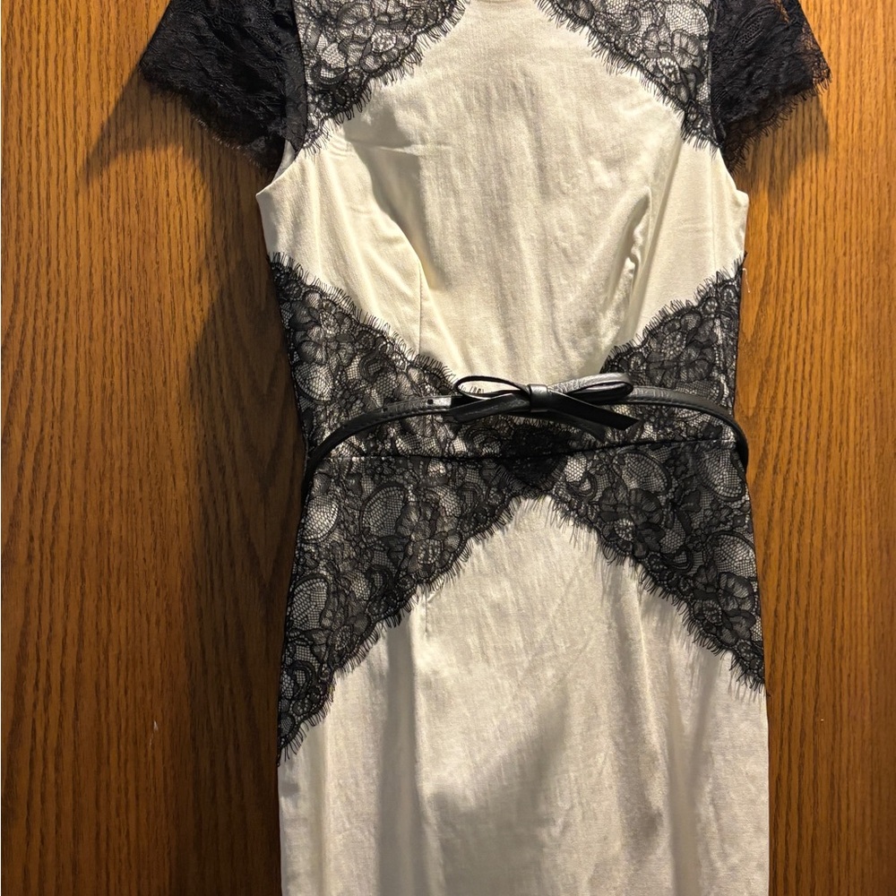 Elegant Black and White Lace Dress size 6 stretchy slit in back with belt